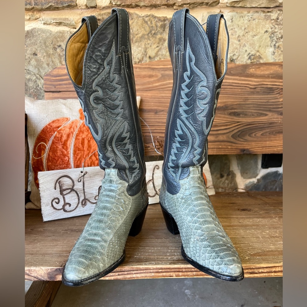 Gray snake Justin boots 5.5. Great condition.
